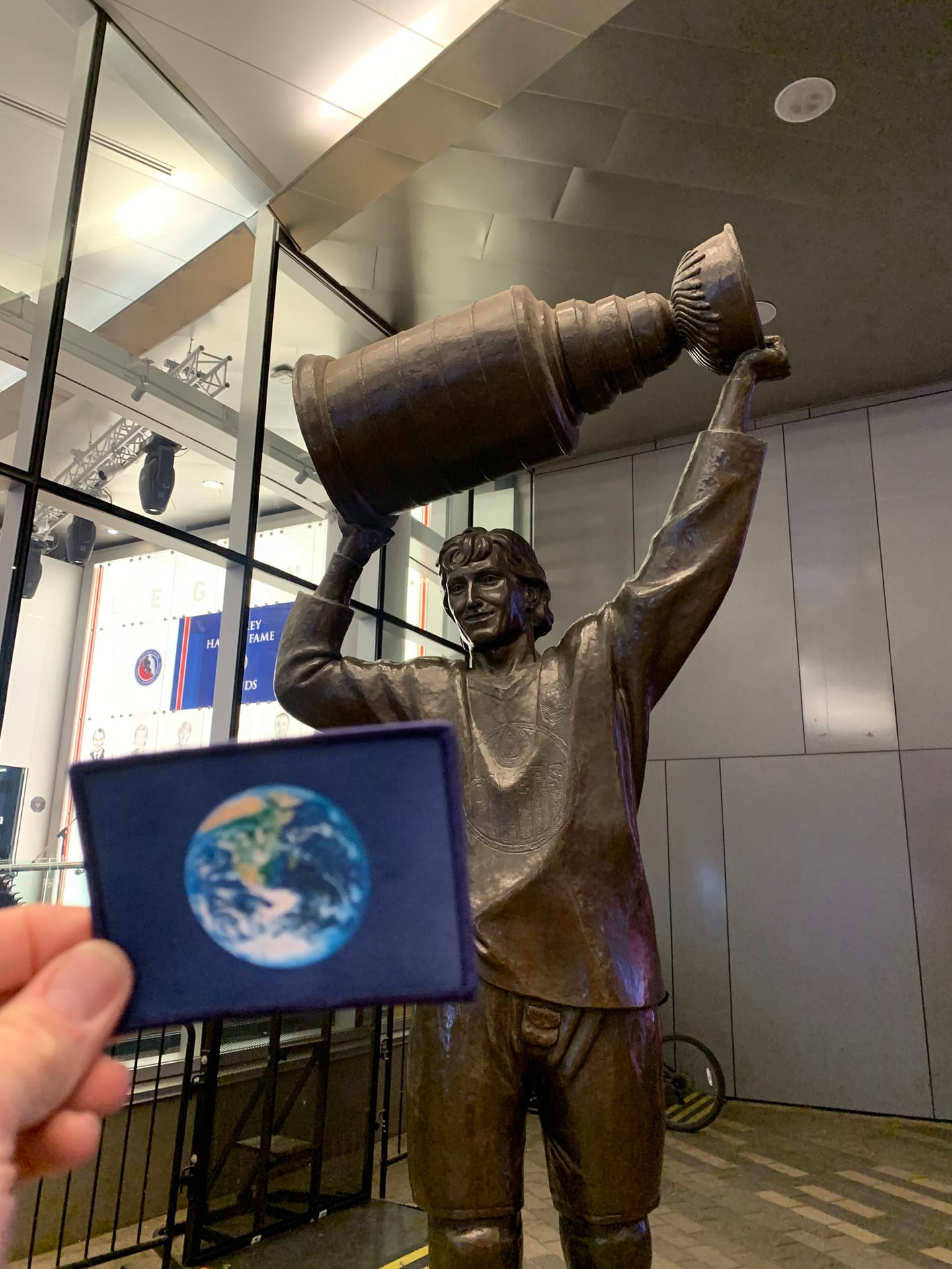 The Wayne Gretzky Statue in Edmonton, Alberta was #EarthFlagged !